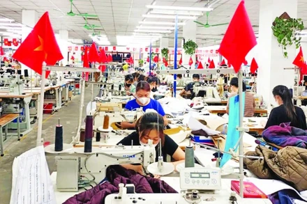 Sản xuất hàng dệt may xuất khẩu tại Tổng công ty May 10.