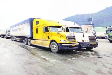 Xe hàng hóa tại bến bãi tại khu vực cửa khẩu Tân Thanh, tỉnh Lạng Sơn. (Ảnh: QUỐC ĐẠT)