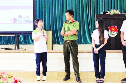 Phòng An ninh mạng và phòng chống tội phạm sử dụng công nghệ cao, Công an tỉnh Tây Ninh tổ chức tuyên truyền pháp luật phòng ngừa tội phạm bắt cóc online và hướng dẫn sử dụng mạng xã hội an toàn, lành mạnh cho học sinh của Trường THPT Tây Ninh (phường Tân Ninh, tỉnh Tây Ninh). (Ảnh: BAN TỔ CHỨC)