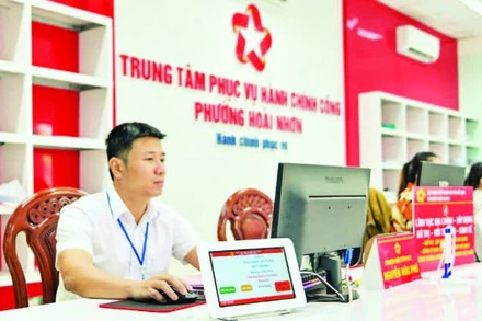 Trung tâm Phục vụ hành chính công phường Hoài Nhơn (tỉnh Gia Lai) ứng dụng khoa học công nghệ trong công tác phục vụ người dân. (Ảnh: MỸ HÀ)