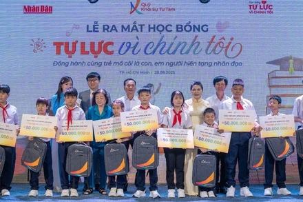 Mười đứa trẻ thuộc sáu gia đình có người hiến tạng vừa được nhận học bổng “Tự lực từ chính tôi” do Quỹ Khởi sự từ tâm trao tặng.