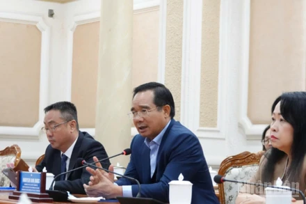 Chủ tịch Ủy ban nhân dân Thành phố Hồ Chí Minh Nguyễn Văn Được trao đổi tại buổi gặp gỡ.