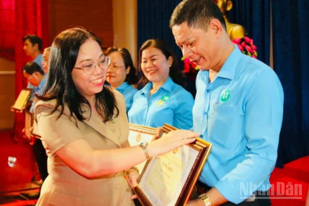Tuyên dương các gương điển hình tiêu biểu trong phong trào thi đua “Lao động giỏi, lao động sáng tạo” cấp Thành phố năm 2025.