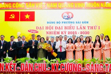 Lãnh đạo Thành phố Hồ Chí Minh chúc mừng Ban Chấp hành Đảng bộ phường Sài Gòn nhiệm kỳ 2025-2030. (Ảnh: VƯƠNG LÊ)