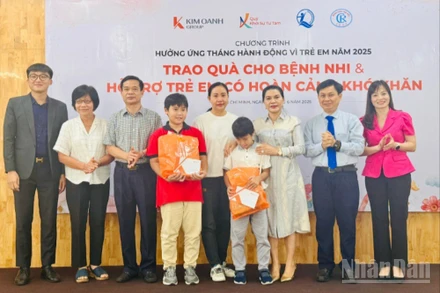 Tại chương trình, Quỹ Khởi sự từ tâm đã trao tặng các phần quà, hỗ trợ dành cho con em của các gia đình có người thân hiến tạng, mỗi suất trị giá 6 triệu đồng.