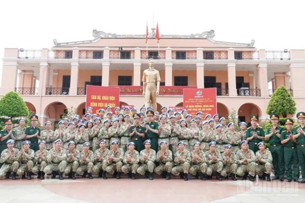 Lãnh đạo Bệnh viện Quân y 175, đại biểu các cơ quan cùng cán bộ, nhân viên Bệnh viện Dã chiến cấp 2 số 7 dâng hương và chụp ảnh lưu niệm tại Bảo tàng Hồ Chí Minh, chi nhánh Thành phố Hồ Chí Minh.