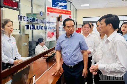 Đồng chí Nguyễn Văn Được, Ủy viên Trung ương Đảng, Chủ tịch Ủy ban nhân dân Thành phố Hồ Chí Minh đã tới khảo sát thực tế hoạt động của Trung tâm Phục vụ hành chính công phường Bà Rịa. (Ảnh: VƯƠNG LÊ)