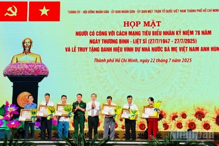 Truy tặng danh hiệu vinh dự Nhà nước Bà mẹ Việt Nam Anh hùng đối với sáu Mẹ. (Ảnh: Vương Lê)