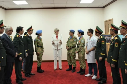 Toàn quyền Australia Sam Mostyn trò chuyện thân mật với lãnh đạo Bệnh viện Quân y 175 và các chiến sĩ mũ nồi xanh của Bệnh viện dã chiến cấp 2 số 7 nhân chuyến thăm vừa qua.