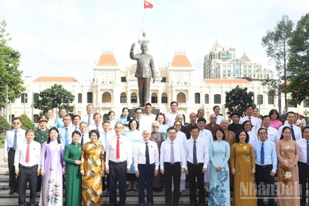 Đoàn đại biểu chụp ảnh lưu niệm tại Tượng đài Chủ tịch Hồ Chí Minh (đường Nguyễn Huệ, phường Sài Gòn, Thành phố Hồ Chí Minh).