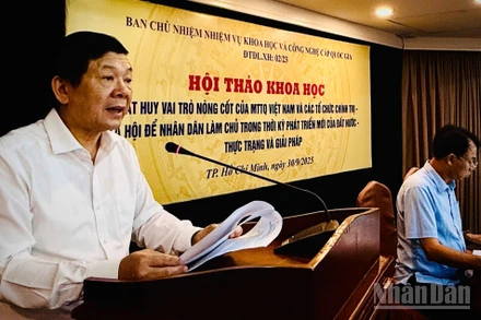 Tiến sĩ Nguyễn Hữu Dũng, Nguyên Phó Chủ tịch Ủy ban Trung ương Mặt trận Tổ quốc Việt Nam, Chủ nhiệm Đề tài phát biểu tại hội thảo.