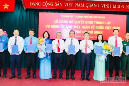 Trao quyết định tới Chủ tịch, các Phó Chủ tịch Ủy ban Mặt trận Tổ quốc Việt Nam Thành phố Hồ Chí Minh. 