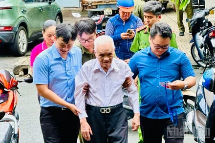 Phường đã bố trí nhân lực hỗ trợ đảng viên lớn tuổi đến các địa điểm thực hiện việc cấp đổi thẻ đảng viên được nhanh chóng, thuận lợi.