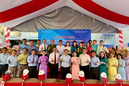 Lãnh đạo địa phương cùng giáo viên nhà trường tại Lễ khởi công Trường Mầm non 4-công trình trọng điểm đầu tiên của phường Minh Phụng thực hiện Nghị quyết Đại hội Đảng bộ phường lần thứ I, nhiệm kỳ 2025-2030.