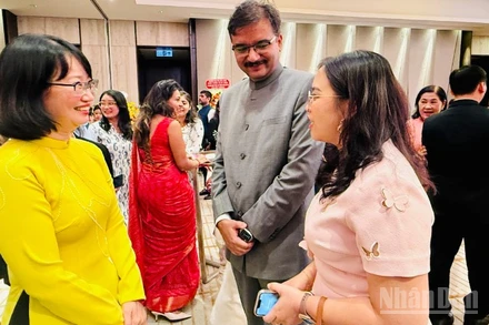 Phó Chủ tịch Ủy ban nhân dân thành phố Trần Thị Diệu Thúy trao đổi với Tiến sĩ Vipra Pandey, Tổng Lãnh sự Ấn Độ tại Thành phố Hồ Chí Minh tại bữa tiệc chiêu đãi.