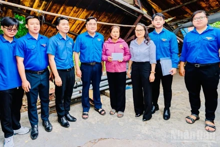 Đồng chí Ngô Minh Hải, Thành ủy viên, Phó chủ tịch Ủy ban Mặt trận Tổ quốc Việt Nam Thành phố Hồ Chí Minh và đoàn công tác thăm hỏi gia đình bị ảnh hưởng bởi bão số 3.