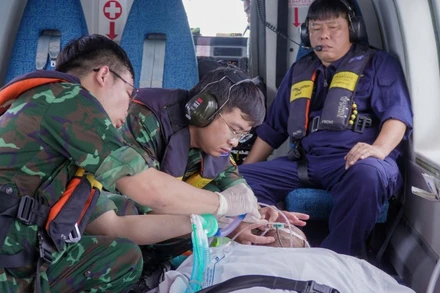 Bệnh nhân được đưa về Bệnh viện Quân y 175 bằng trực thăng để tiếp tục điều trị kịp thời.