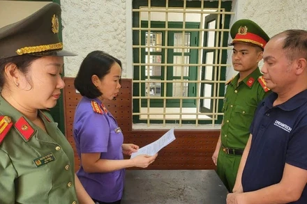 Cơ quan điều tra tống đạt quyết định khởi tố, bắt tạm giam Nguyễn Đình Hiếu. (Ảnh: Công an Hà Tĩnh)