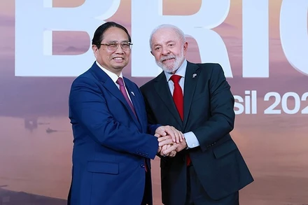 Tổng thống Cộng hòa Liên bang Brazil Lula da Silva đón Thủ tướng Phạm Minh Chính tham dự Hội nghị Thượng đỉnh BRICS mở rộng năm 2025. (Ảnh: TTXVN)