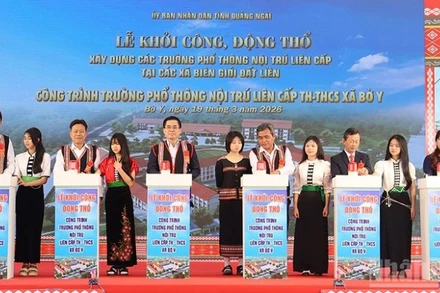 Lãnh đạo các bộ, ngành và tỉnh Quảng Ngãi thực hiện nghi thức khởi công xây dựng trường phổ thông nội trú liên cấp xã biên giới Bờ Y.