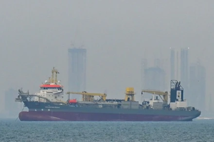 Tàu thương mại thả neo ngoài khơi Dubai, Các tiểu vương quốc Arab thống nhất (UAE) khi tuyến hàng hải qua eo biển Hormuz bị gián đoạn do xung đột, ngày 2/3/2026. (Ảnh: AA/TTXVN)