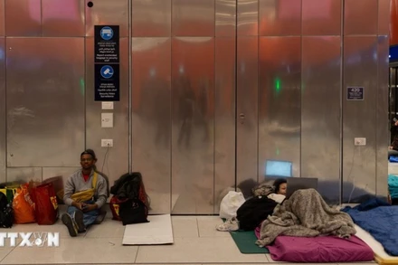 Người dân ngủ qua đêm tại nhà ga tàu điện ngầm để tránh xung đột, tại Tel Aviv, Israel, ngày 2/3/2026. (Ảnh: THX/TTXVN)