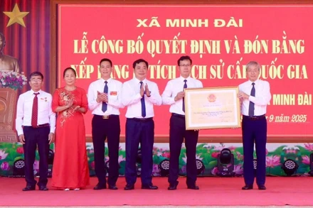 Lãnh đạo Bộ Văn hóa, Thể thao và Du lịch trao bằng công nhận Khu di tích kinh tế Thanh niên Minh Đài là Khu di tích lịch sử quốc gia.