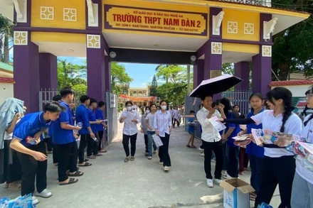 Thí sinh tham dự Kỳ thi tuyển sinh lớp 10, năm học 2025-2026 tại Trường THPT Nam Đàn 2 rời điểm thi. (Nguồn: Facebook Đoàn trường THPT Nam Đàn 2)