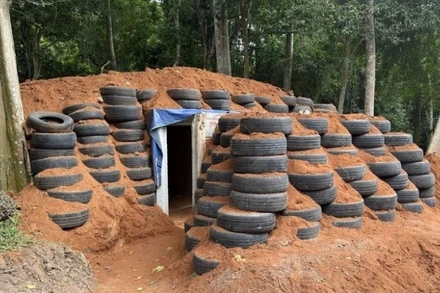 Hầm công sự do quân đội Thái Lan chuẩn bị tại khu vực Đền Ta Muen Thom ngày 23/7. (Ảnh: PHẠM HẢI/TTXVN)