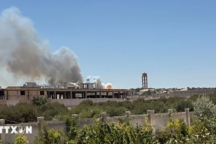 Khói bốc lên tại hiện trường vụ nổ lớn ở tỉnh Idlib, Syria ngày 24/7. (Ảnh: THX/TTXVN)