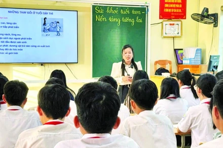 Học sinh trên địa bàn Hà Nội sinh hoạt ngoại khóa tìm hiểu về sức khỏe sinh sản vị thành niên. (Ảnh: VÂN VÂN)