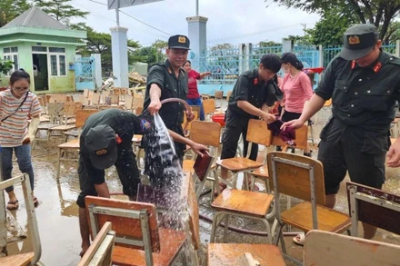 Lực lượng của Công an tỉnh Khánh Hòa hỗ trợ dọn vệ sinh tại Trường trung học cơ sở Nguyễn Đình Chiểu, phường Tây Nha Trang.