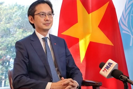 Đại sứ Đỗ Hùng Việt, Trưởng Phái đoàn thường trực Việt Nam tại Liên hợp quốc, trả lời phỏng vấn của phóng viên TTXVN tại New York. (Ảnh: LÊ HOÀNG/PV TTXVN tại Mỹ)