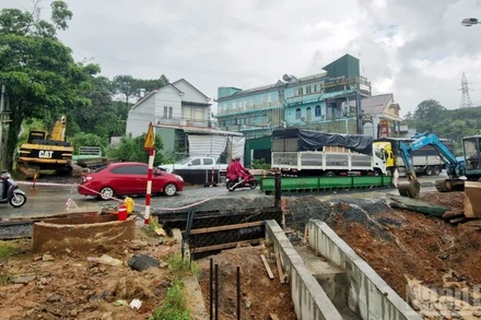 Sau khi tạm dừng thi công cống ngang trên Quốc lộ 20, giao thông trên tuyến đường này đã thông suốt.