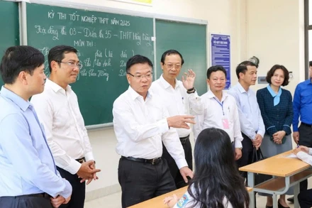 Phó Thủ tướng Lê Thành Long thăm hỏi, động viên các thí sinh đang nghe quy chế, hướng dẫn thủ tục thi.