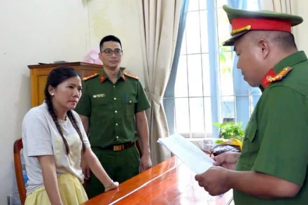 Cơ quan Cảnh sát điều tra Công an tỉnh Lâm Đồng tống đạt các quyết định khởi tố vụ án, khởi tố bị can, lệnh tạm giam đối với Đỗ Thị Ngọc Hằng. 