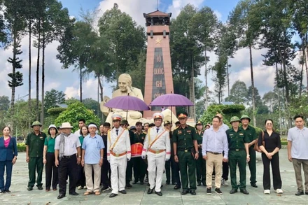 Đưa hài cốt liệt sĩ về an táng tại Nghệ An.