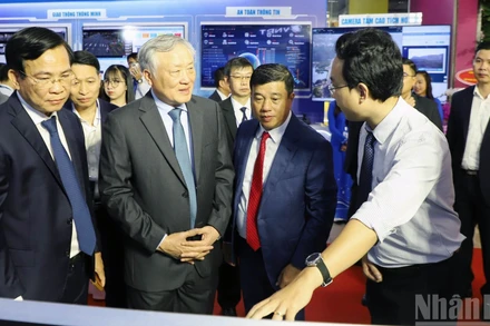 Ủy viên Bộ Chính trị, Phó Thủ tướng Thường trực Chính phủ Nguyễn Hòa Bình và lãnh đạo tỉnh Lâm Đồng tại "không gian số" của VNPT trong khuôn khổ chương trình xúc tiến đầu tư tỉnh Lâm Đồng năm 2025. 