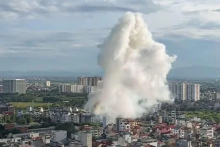 Vụ nổ gây khói bốc cao hàng trăm mét. (Ảnh: nhandan.vn)