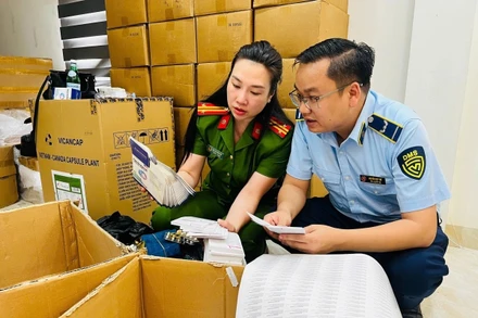 Công an Hà Nội khám xét lô thực phẩm chức năng, thiết bị y tế giả. (Ảnh THÚY HÀ)