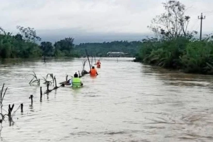 Công an xã Quảng Trạch, tỉnh Quảng Trị tổ chức tìm kiếm bé gái bị nước lũ cuốn trôi trong chiều nay.