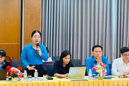 Đồng chí Nguyễn Kim Loan, Phó Chủ tịch Liên đoàn lao động Thành phố Hồ Chí Minh đóng góp ý kiến tại hội nghị.