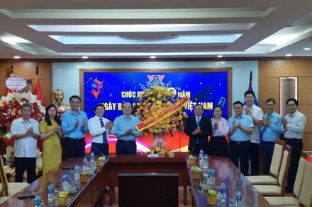 Đoàn công tác Ban Tuyên giáo và Dân vận Trung ương thăm và chúc mừng Đài Tiếng nói Việt Nam.