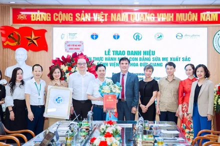 Đại diện Bệnh viện đa khoa Đức Giang nhận danh hiệu “Bệnh viện thực hành nuôi con bằng sữa mẹ xuất sắc”.
