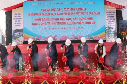 Các đại biểu thực hiện nghi lễ khởi công xây dựng dự án cải tạo, xây dựng mới các công trình trong khuôn viên Tỉnh ủy Sơn La.