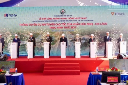 Các đại biểu thực hiện nghi thức thông tuyến tại buổi lễ.