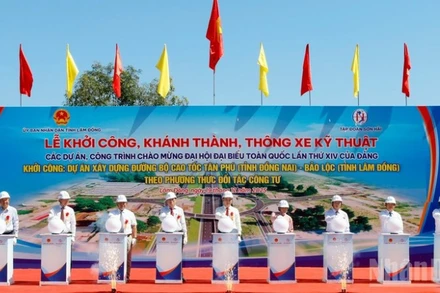 Đại biểu thực hiện nghi thức khởi công dự án xây dựng đường bộ cao tốc Tân Phú-Bảo Lộc.