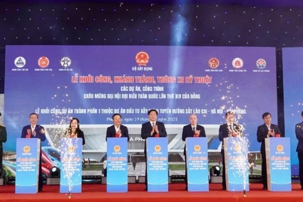 Các đại biểu ấn nút chính thức khởi công ga Phú Thọ.