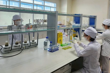 Thực hiện kiểm nghiệm các hoạt chất tân dược bằng công nghệ mới.