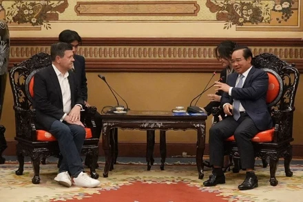 Chủ tịch Ủy ban nhân dân Thành phố Hồ Chí Minh Nguyễn Văn Được trao đổi với Phó Chủ tịch NASDAQ Robert H. McCooey tại buổi tiếp. 